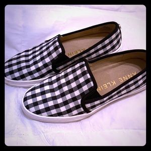 Checkered pattern slip on’s￼